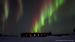 Aurore polaire photographiée en 2016 sur la base scientifique de Dumont d'Urville en Antarctique. La station abrite l'un des six observatoires magnétiques gérés par l'EOST. Crédits : Eddy Chevereau et Paul Duffay - CC BY 4.0